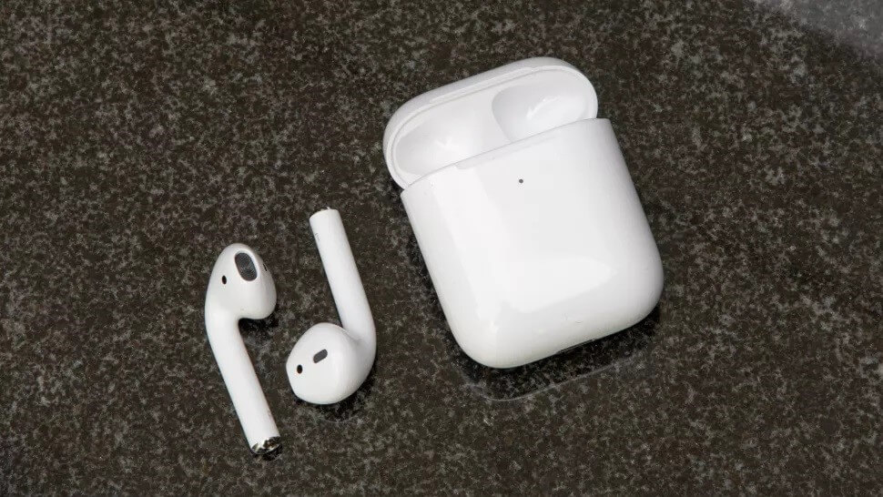از نظر طراحی، تفاوت زیادی بین نسل دوم AirPods و نسخه‌های اصلی وجود ندارد. 