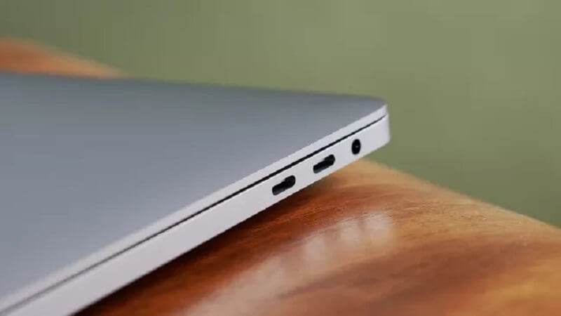 مک بوک شامل چهار پورت Thunderbolt 3 USB-C و یک جک صوتی است