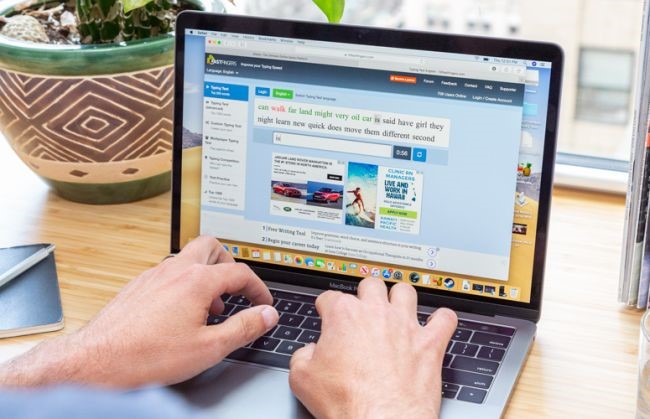 این محصول با پردازنده نسل هشتم Core i5 ارائه می‌شود